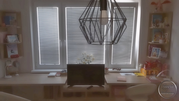 Stôl na mieru s rohovými policami