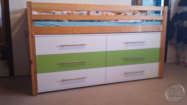 Veľká komoda pod posteľou