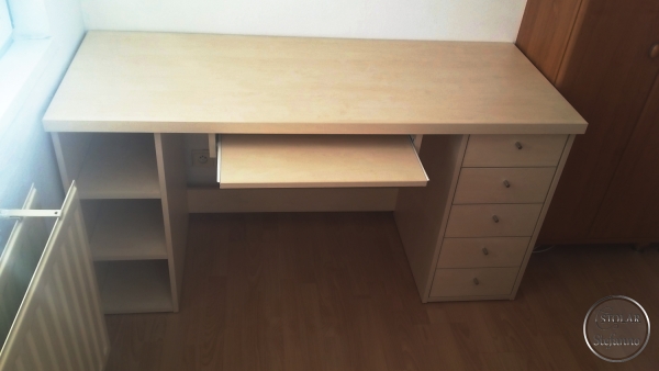 Písací stôl v svetlom dekore