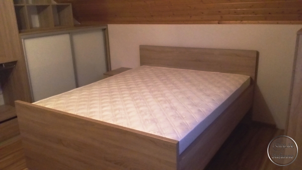 Veľká posteľ v študentskej izbe