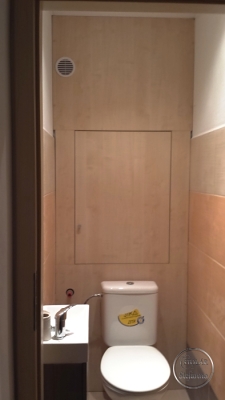 Drevená zástena s dvierkami na toalete
