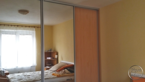 Vstavaná skriňa so zrkadlom v spálni